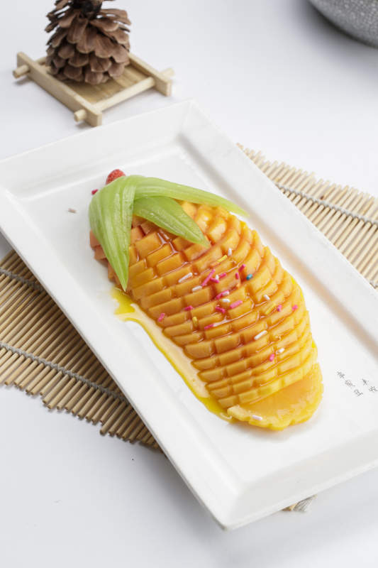 白色瓷盤裝的蜜汁木瓜