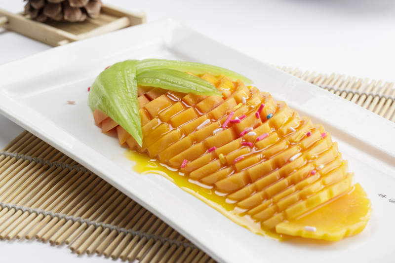 白色瓷盤裝的蜜汁木瓜