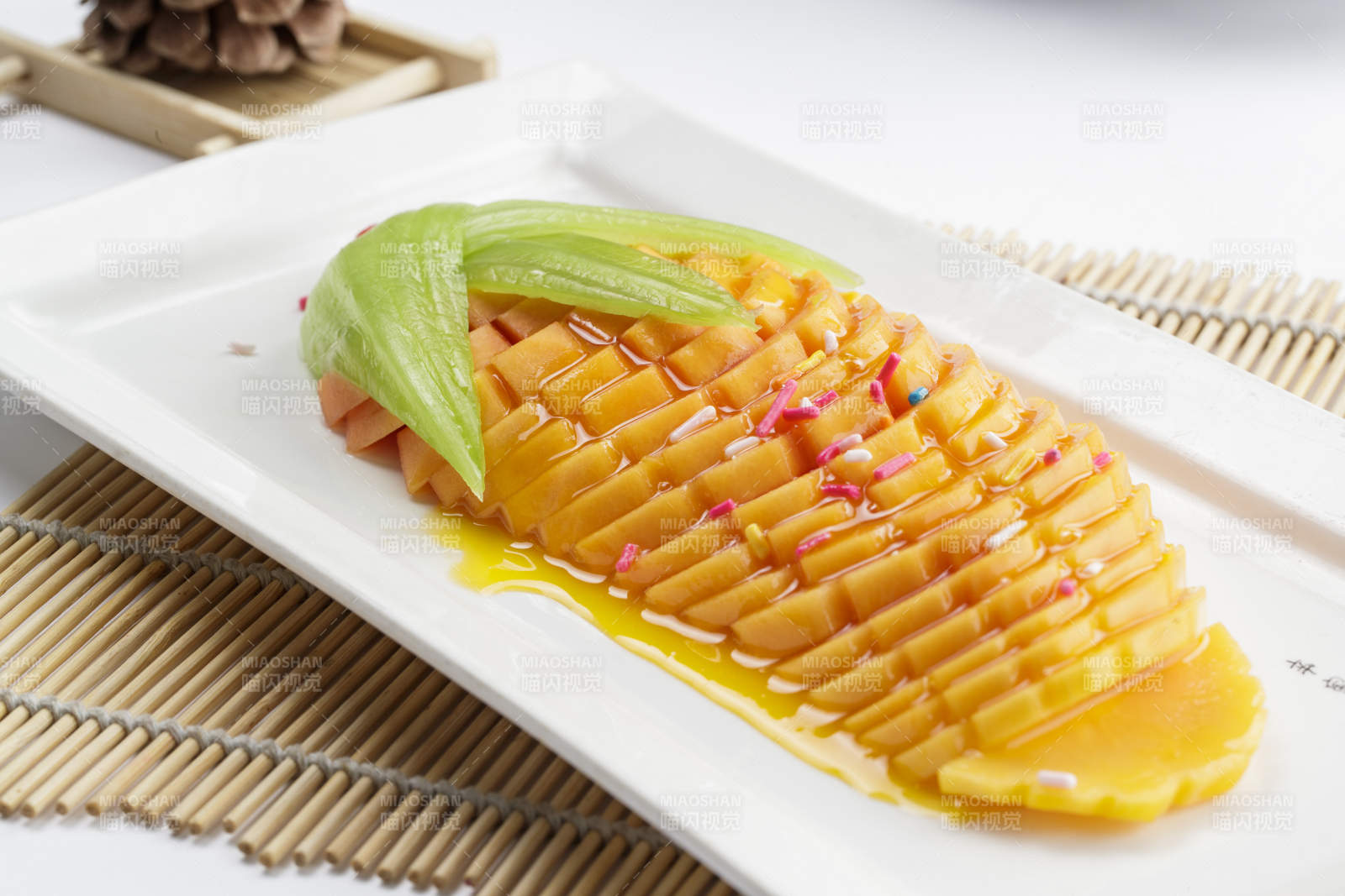 白色瓷盤裝的蜜汁木瓜