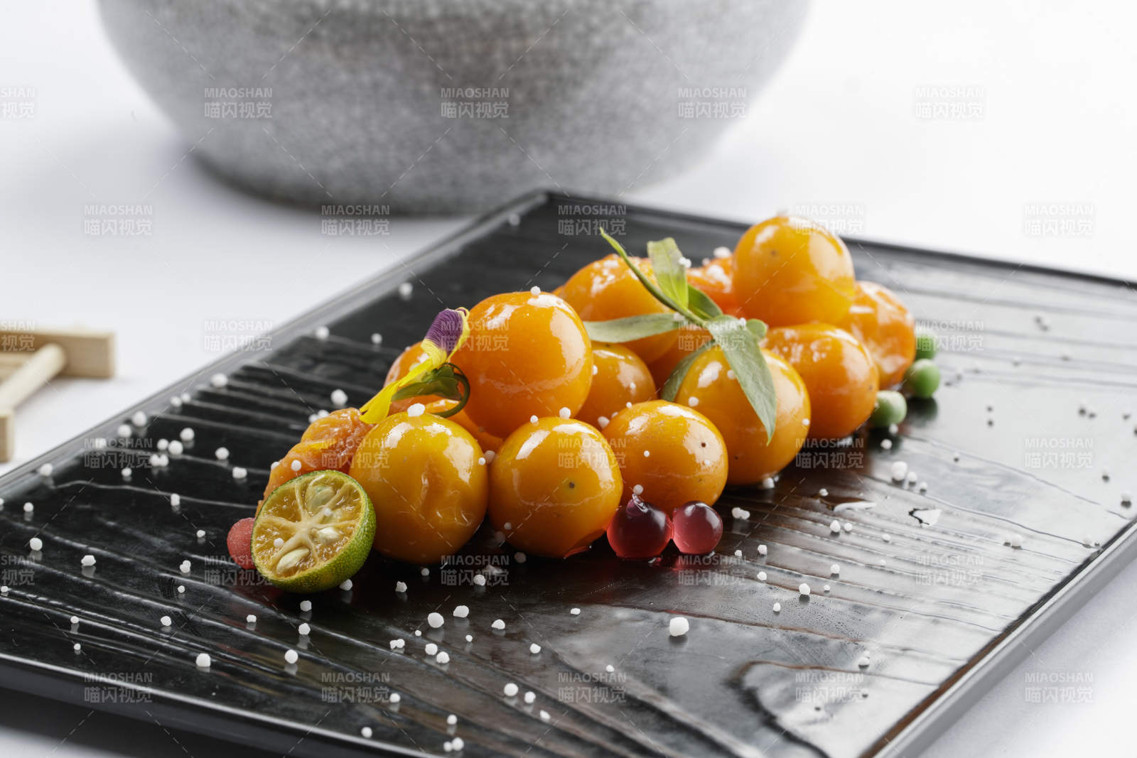 黑色石盘装的金桔鹅肝