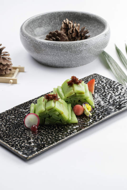 白色瓷盘装的盐水贡菜