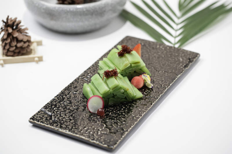 白色瓷盘装的盐水贡菜