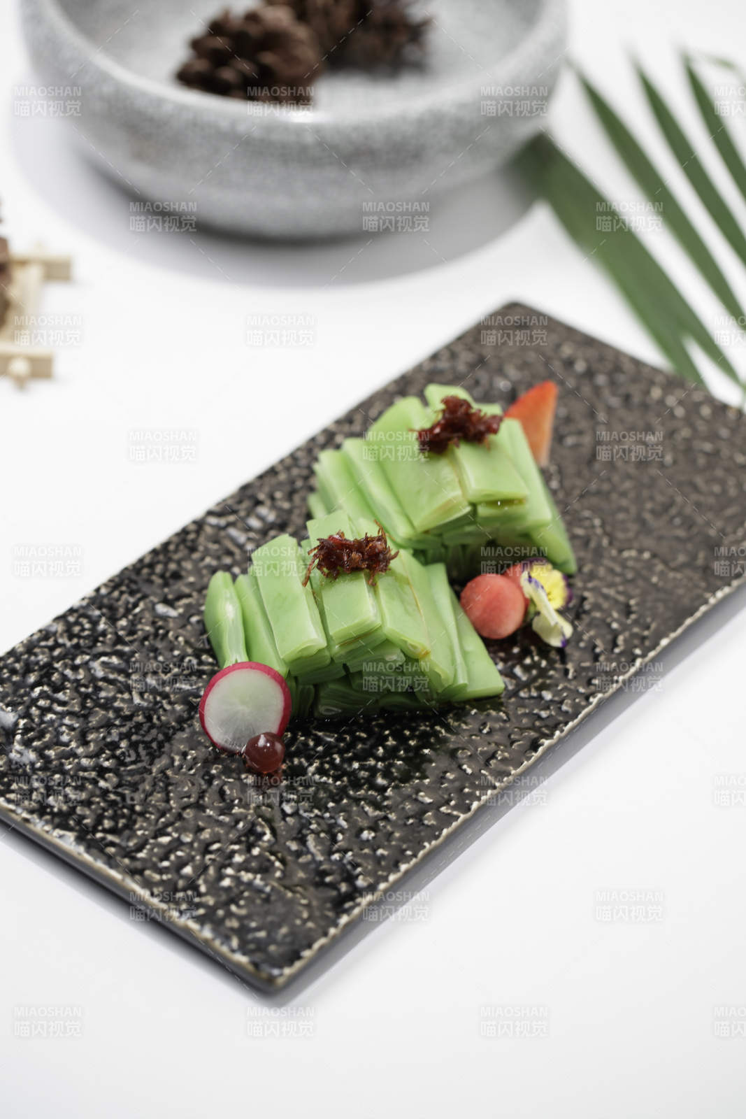 白色瓷盘装的盐水贡菜