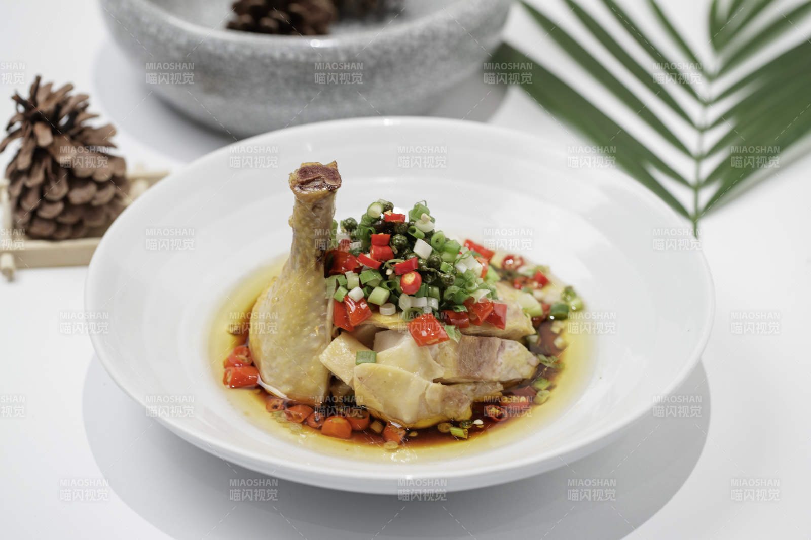 白色瓷盘装的红油白切鸡图片