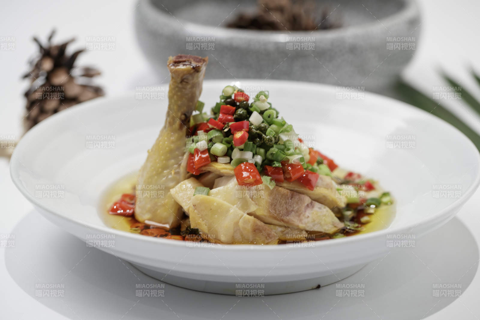 白色瓷盘装的红油白切鸡图片