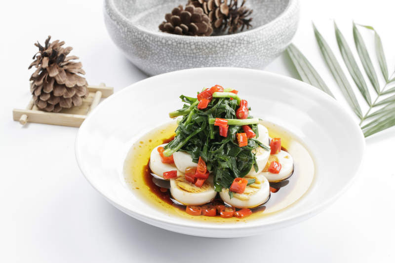 白色瓷盘装的菠菜水煮蛋