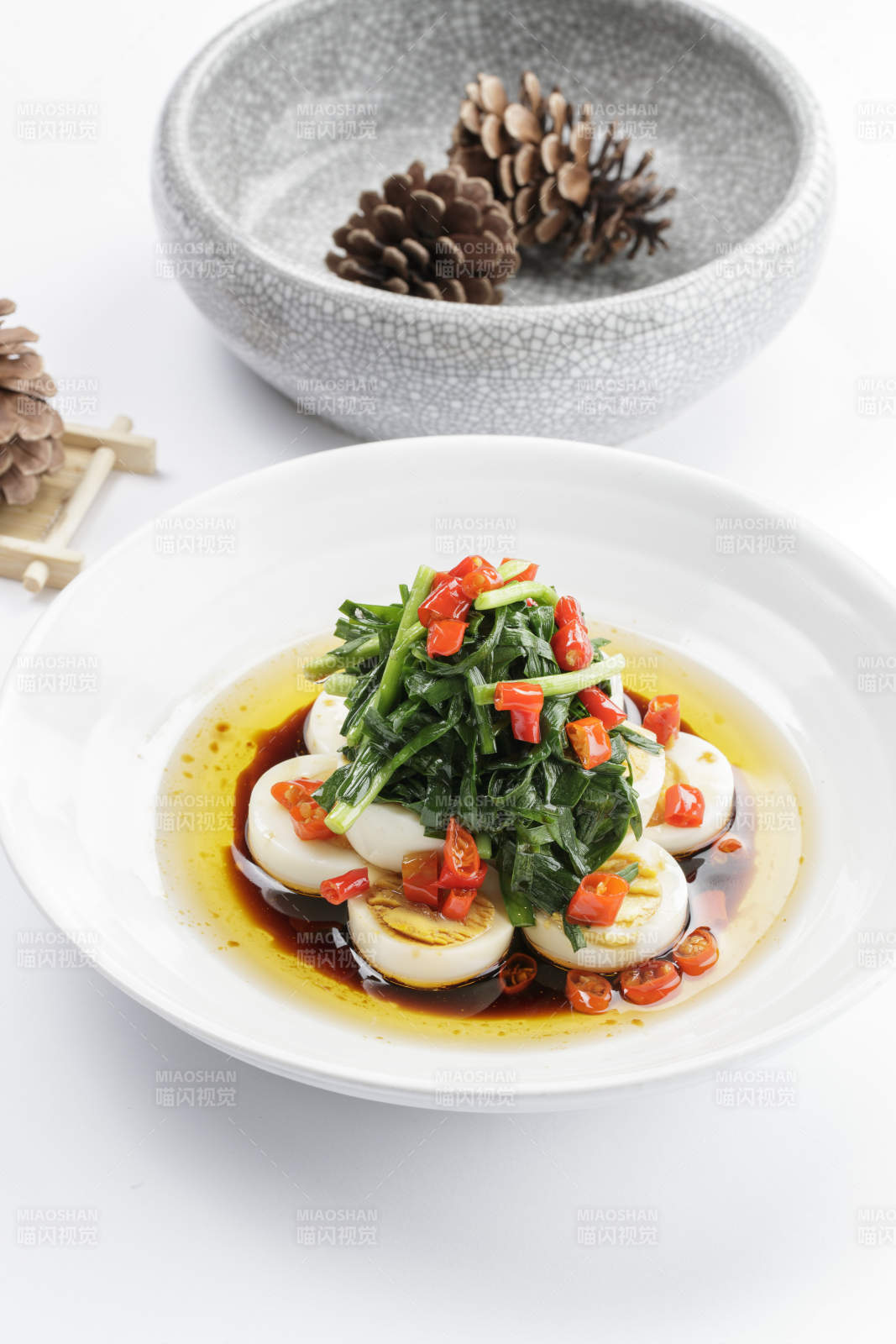 白色瓷盤裝的菠菜水煮蛋