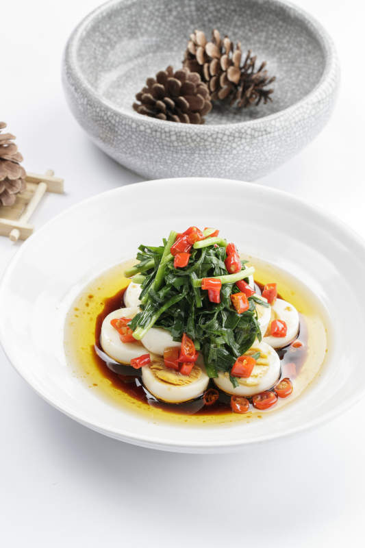 白色瓷盘装的菠菜水煮蛋