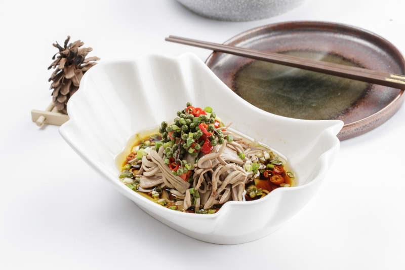 白色瓷盘装的椒麻鸭肠