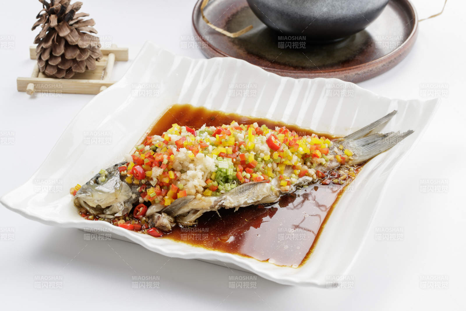 白色瓷盘装的清蒸海鲈鱼