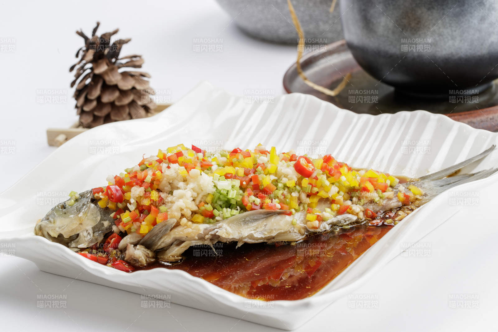 白色瓷盘装的清蒸海鲈鱼