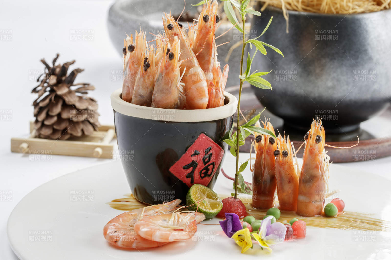 白色瓷盘装的美味盐水虾