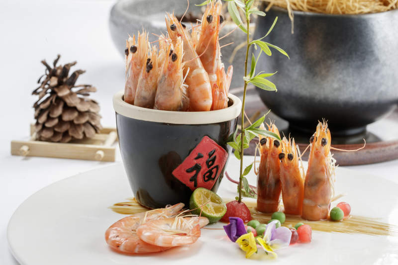 白色瓷盘装的美味盐水虾