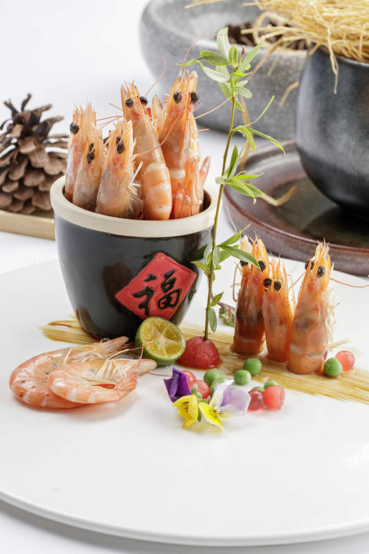 白色瓷盘装的美味盐水虾