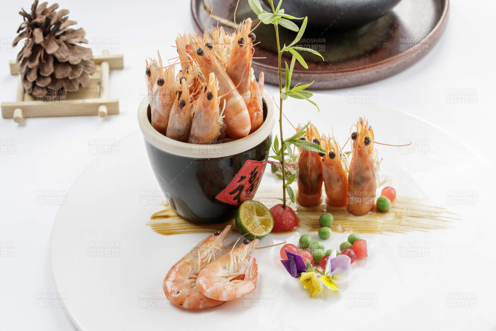 白色瓷盘装的美味盐水虾
