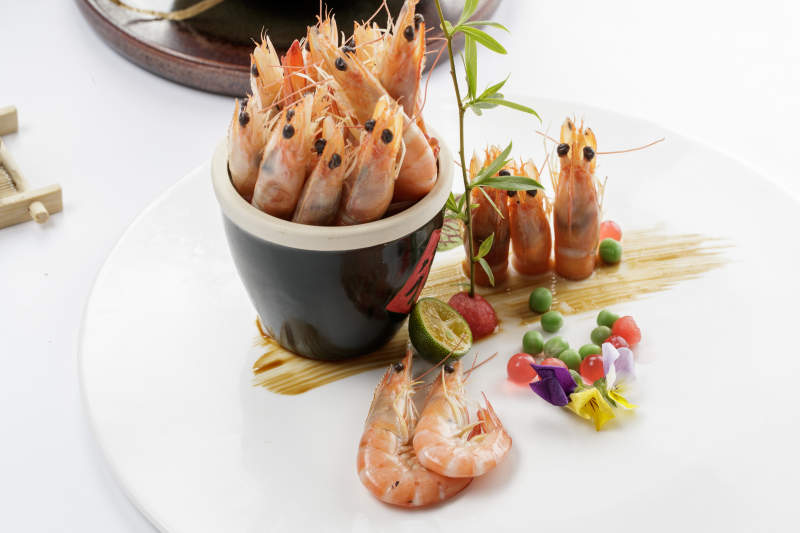 白色瓷盘装的美味盐水虾