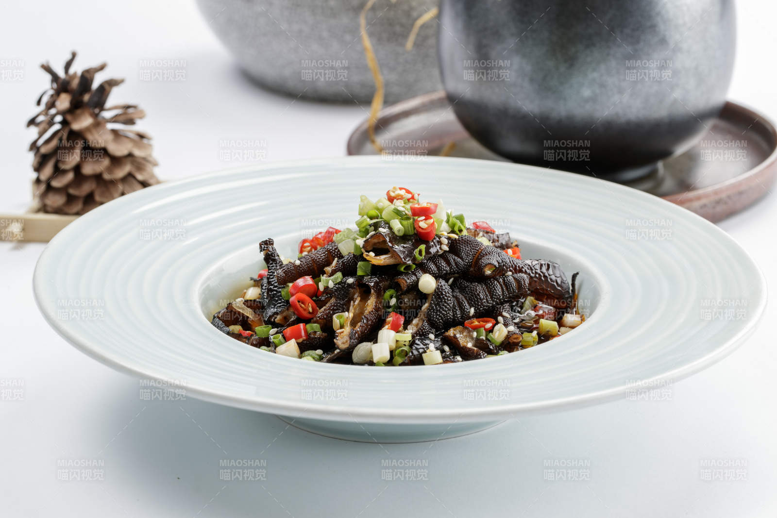 白色瓷盘装的米椒蒜香乌鸡脚