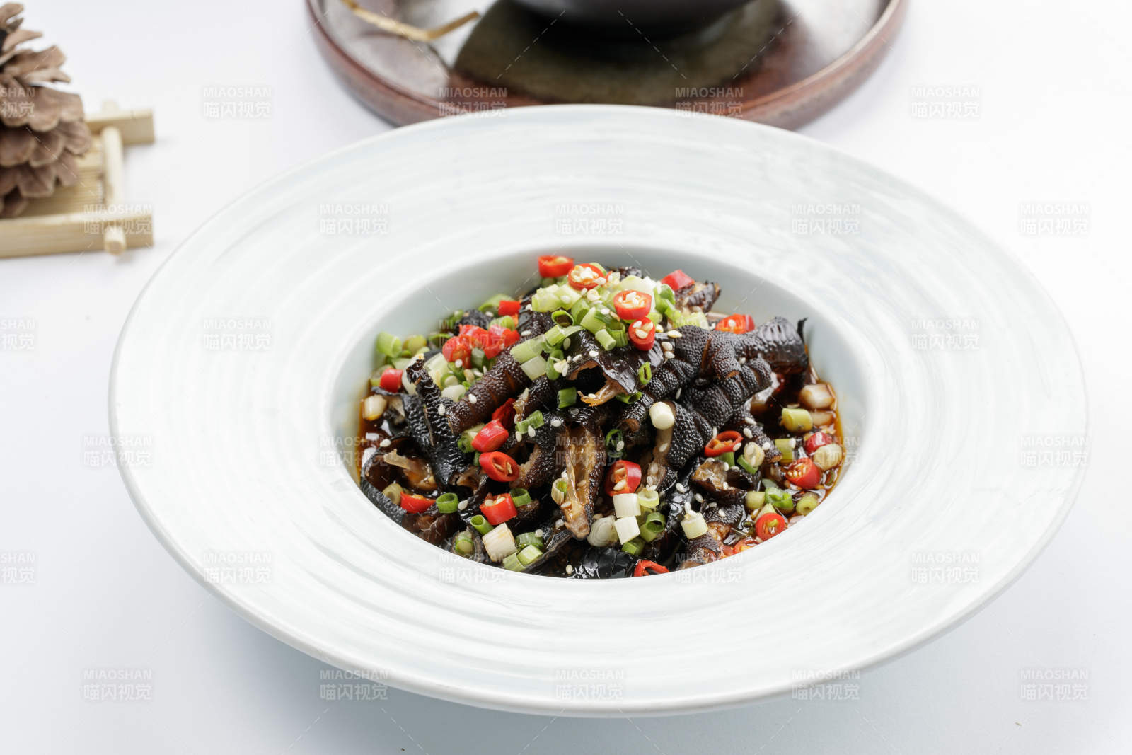 白色瓷盘装的米椒蒜香乌鸡脚