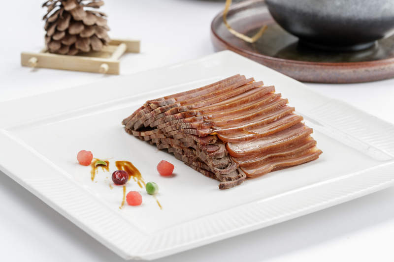 白色瓷盘装的带皮小驴肉