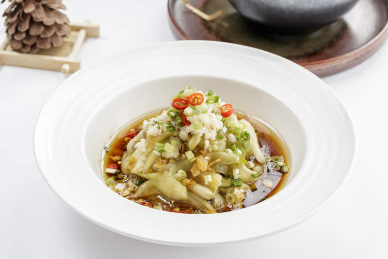 白色瓷盤裝的蒜泥茄條