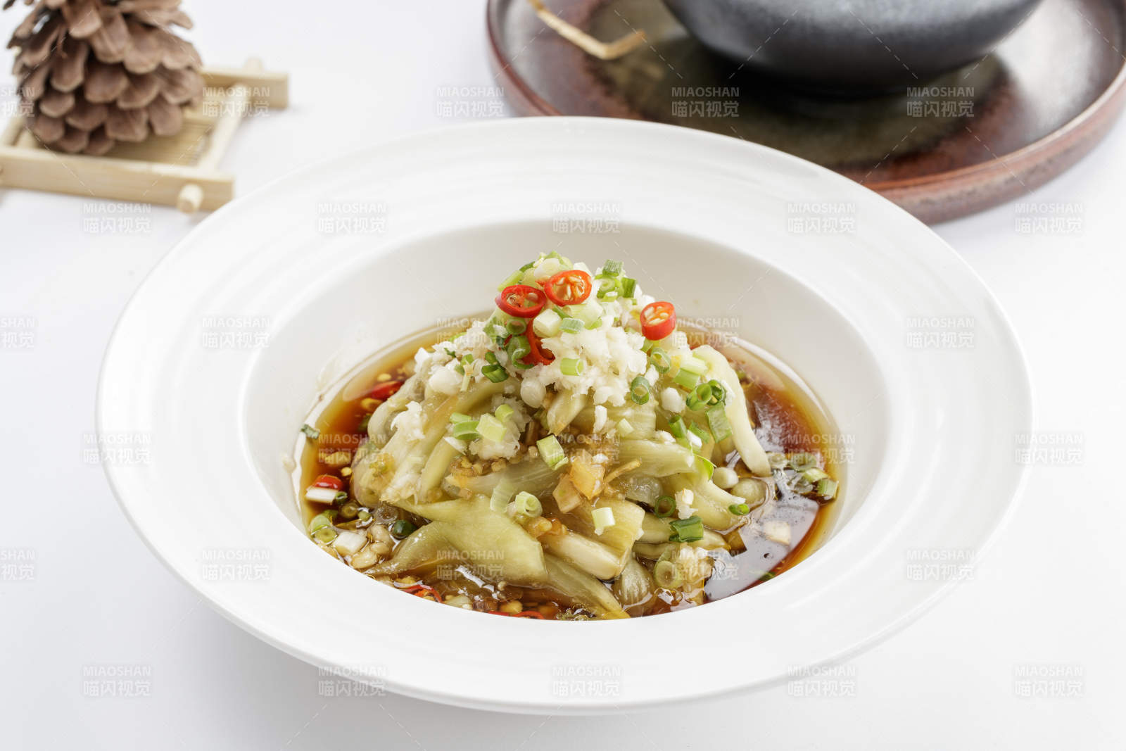 白色瓷盘装的蒜泥茄条