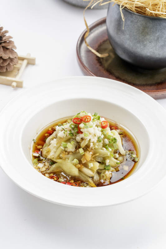 白色瓷盤裝的蒜泥茄條