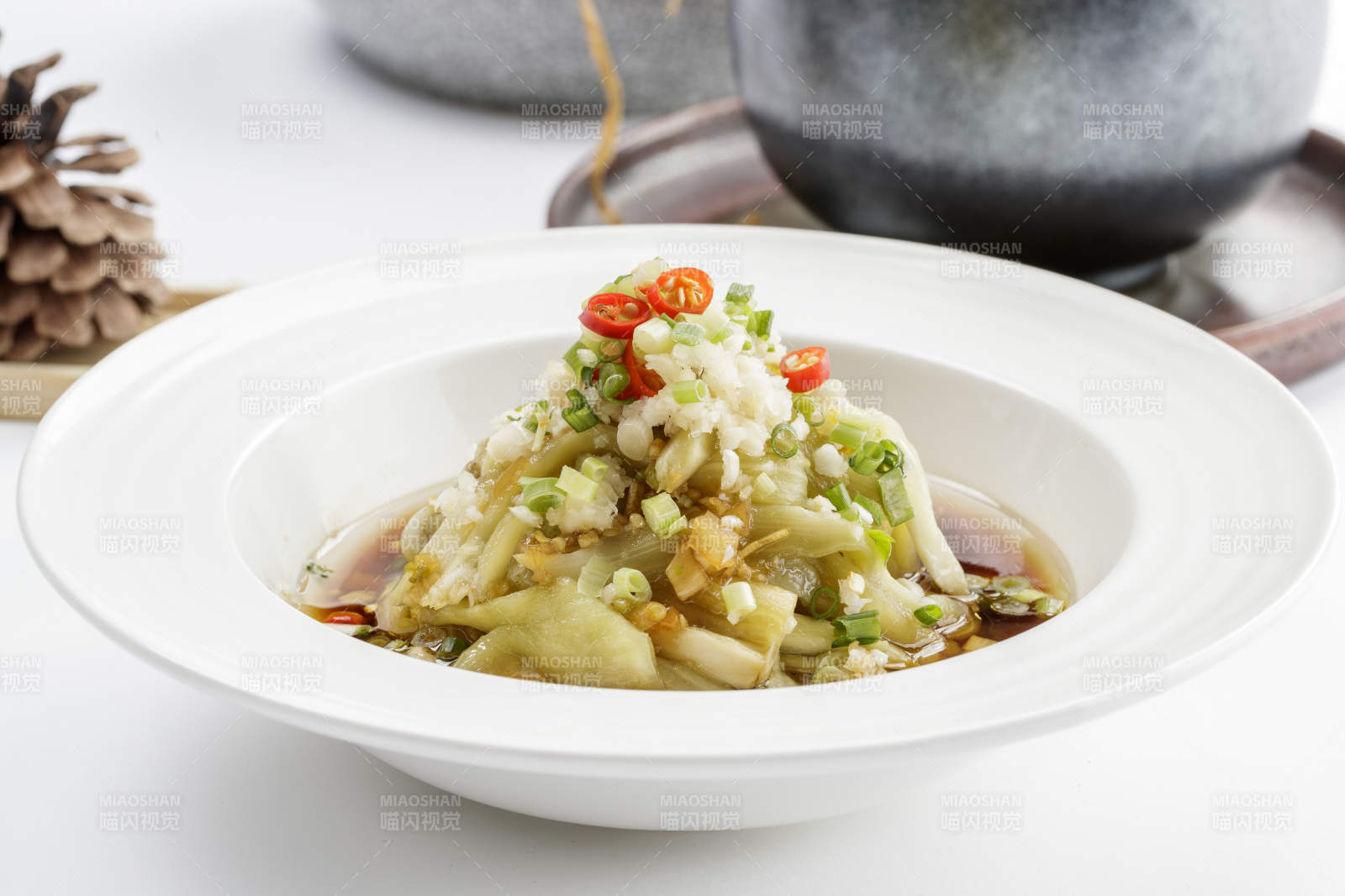 白色瓷盤裝的蒜泥茄條