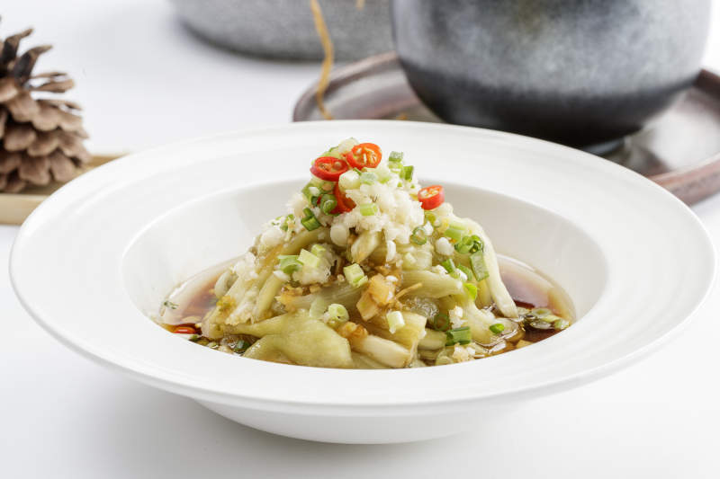 白色瓷盤裝的蒜泥茄條