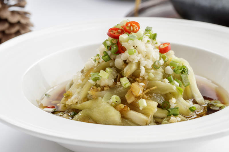 白色瓷盤裝的蒜泥茄條