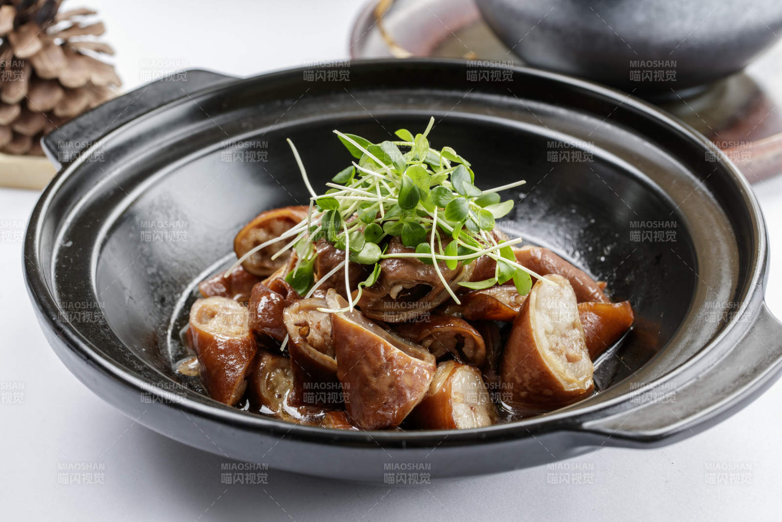 黑色砂锅装的砂锅肥肠