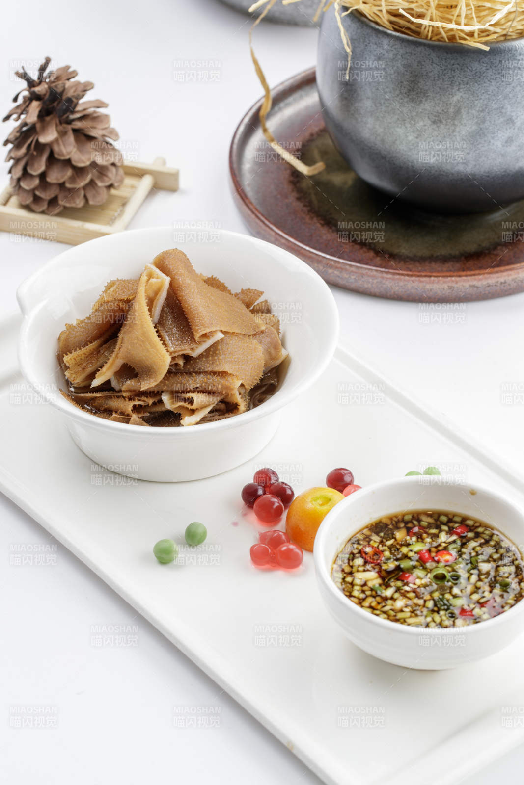 白色瓷盤裝的蘸汁毛肚