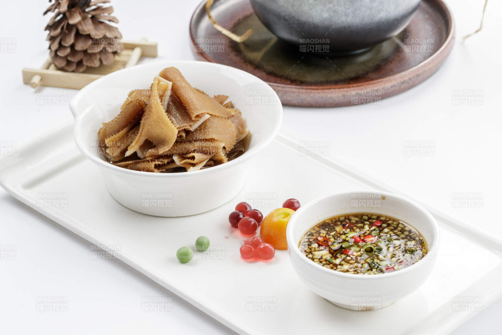 白色瓷盤裝的蘸汁毛肚