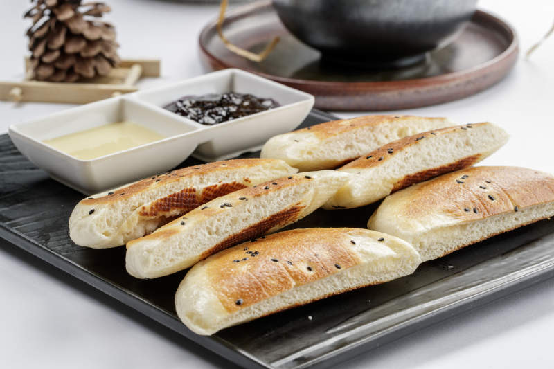 黑色石盘装的芝香烤白馍