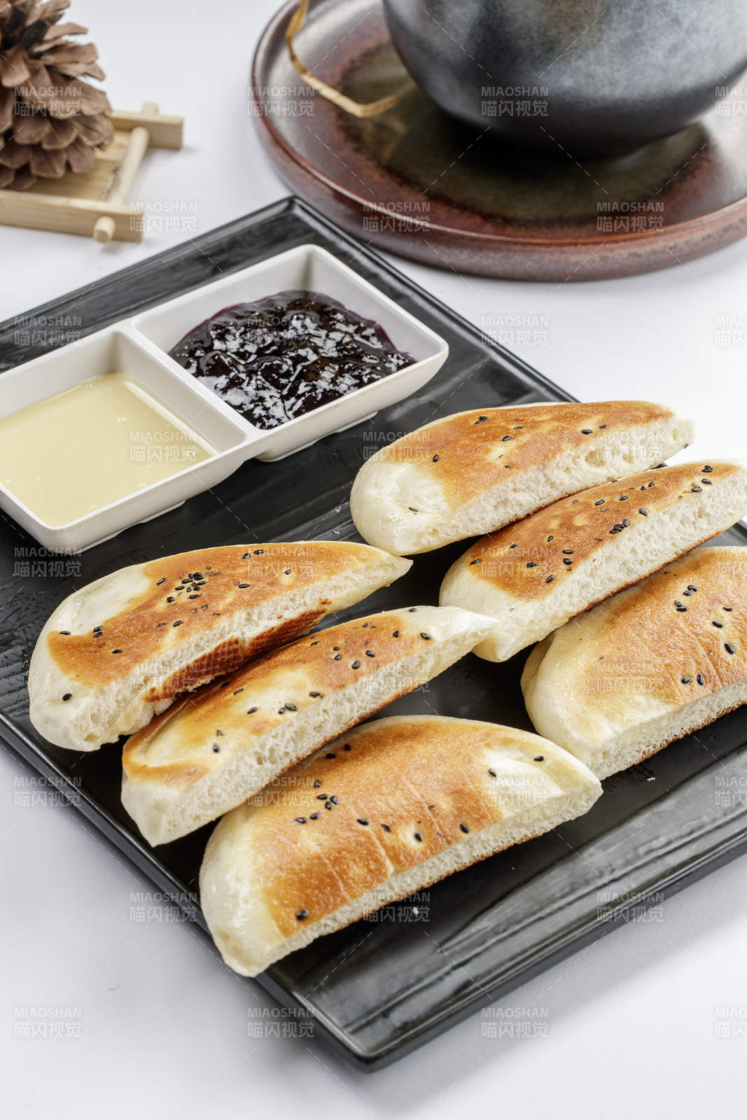 黑色石盘装的芝香烤白馍