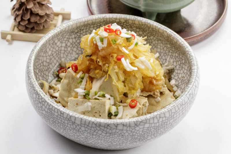 精美餐具裝的酸菜拌豆腐