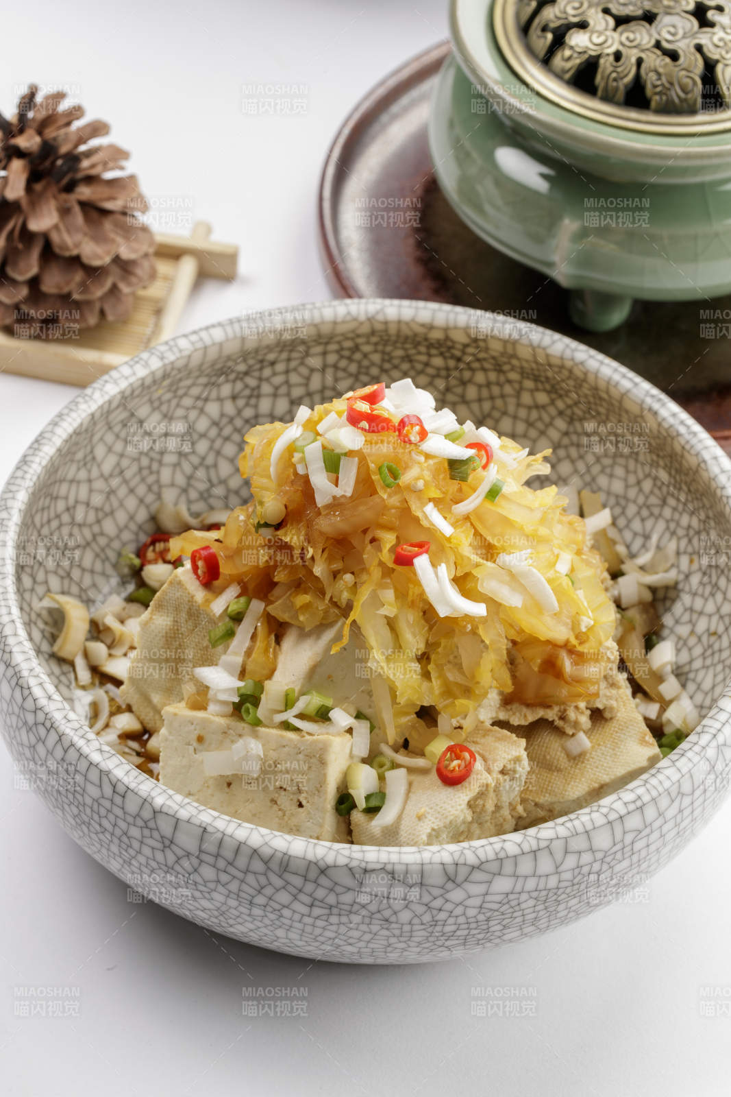 精美餐具裝的酸菜拌豆腐