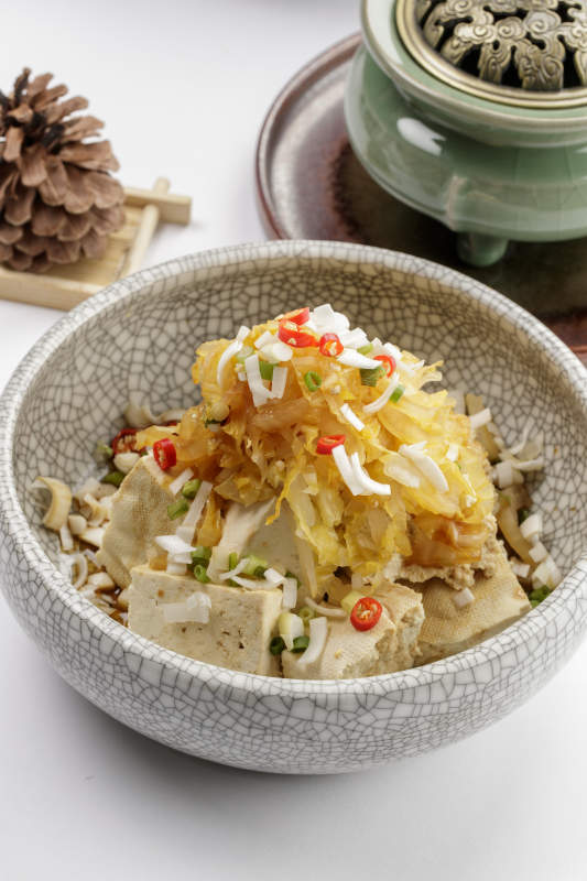 精美餐具裝的酸菜拌豆腐