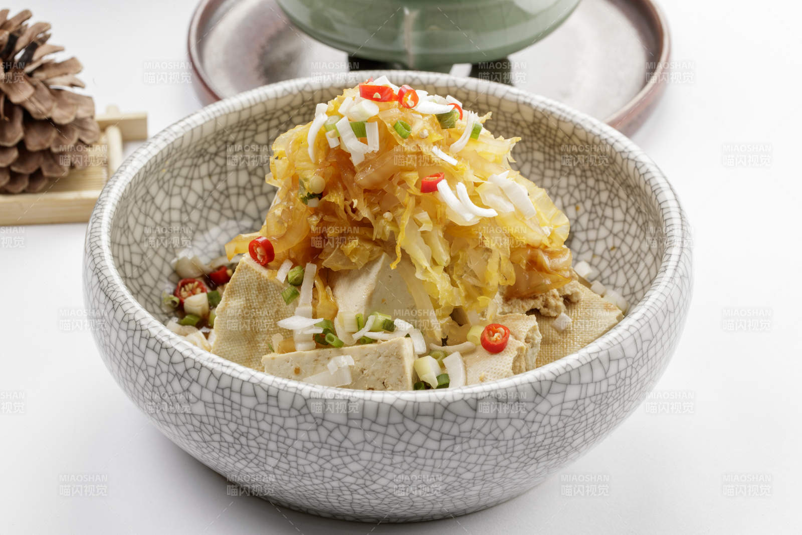 精美餐具裝的酸菜拌豆腐