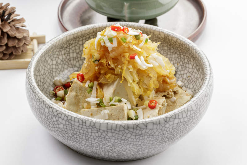 精美餐具裝的酸菜拌豆腐