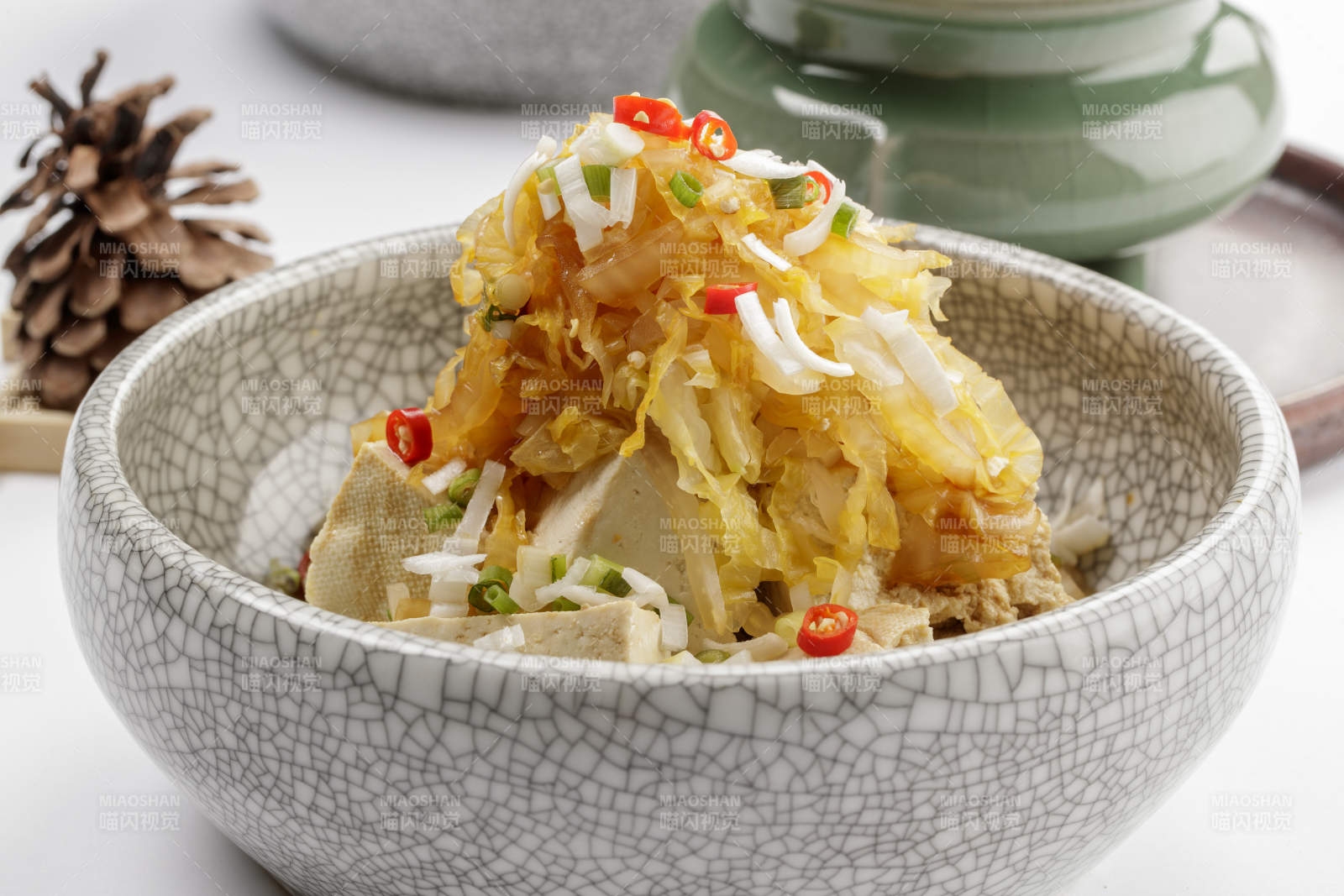 精美餐具裝的酸菜拌豆腐