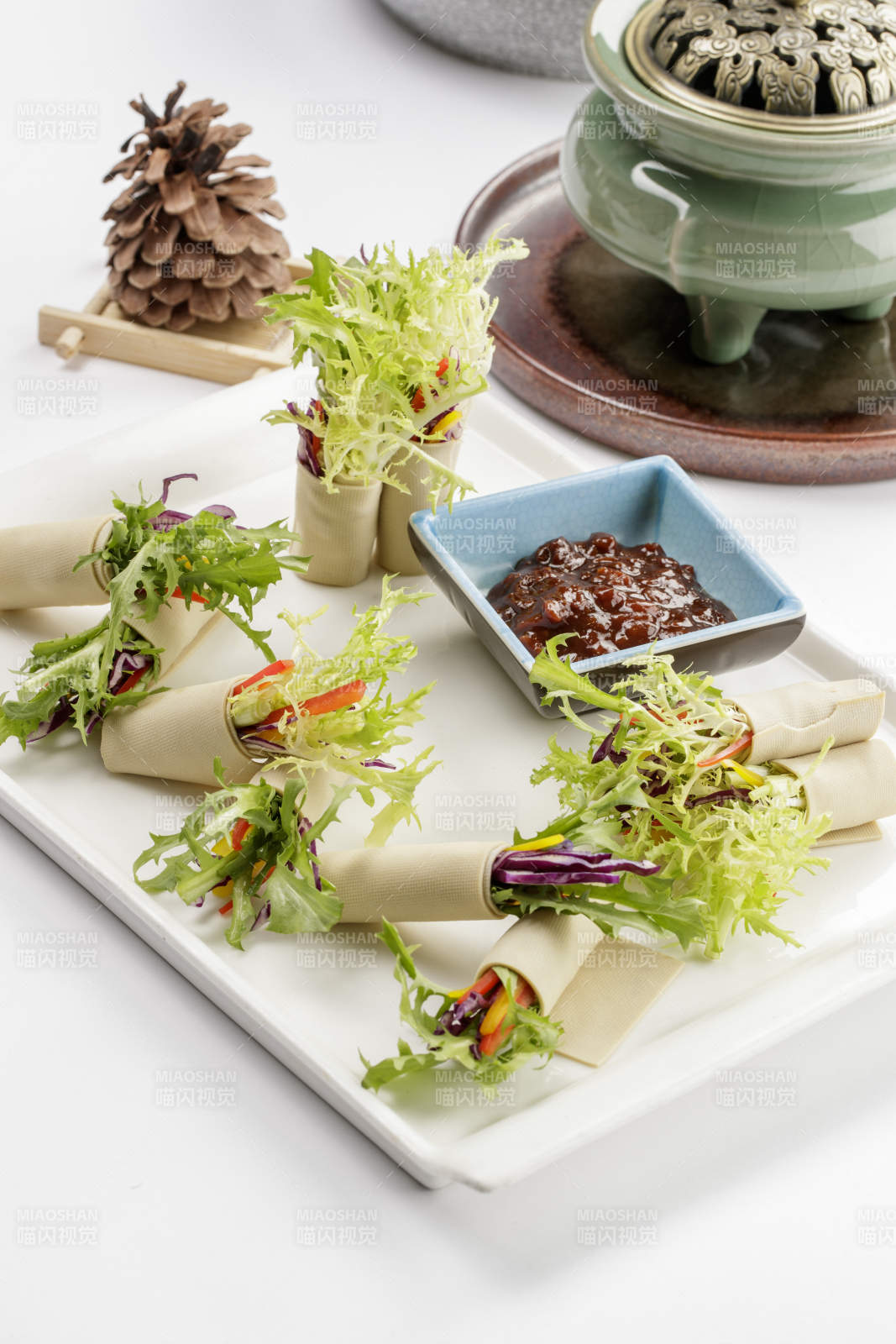 白色瓷盘装的豆皮卷苦菊