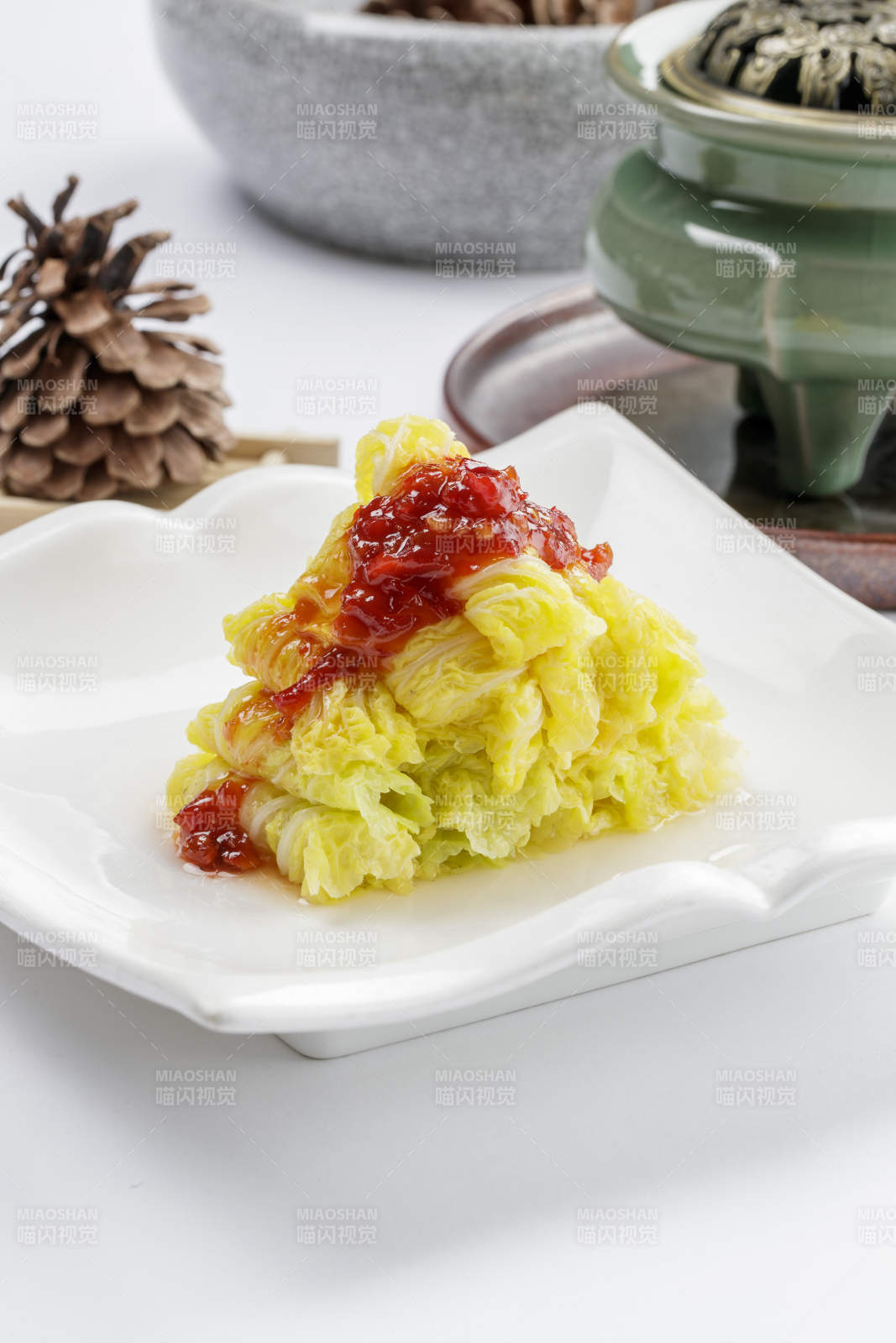 白色瓷盘装的果酱娃娃菜-摄影图