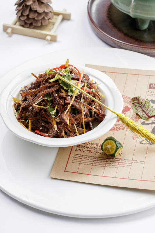 白色瓷盤裝的手撕鹿肉