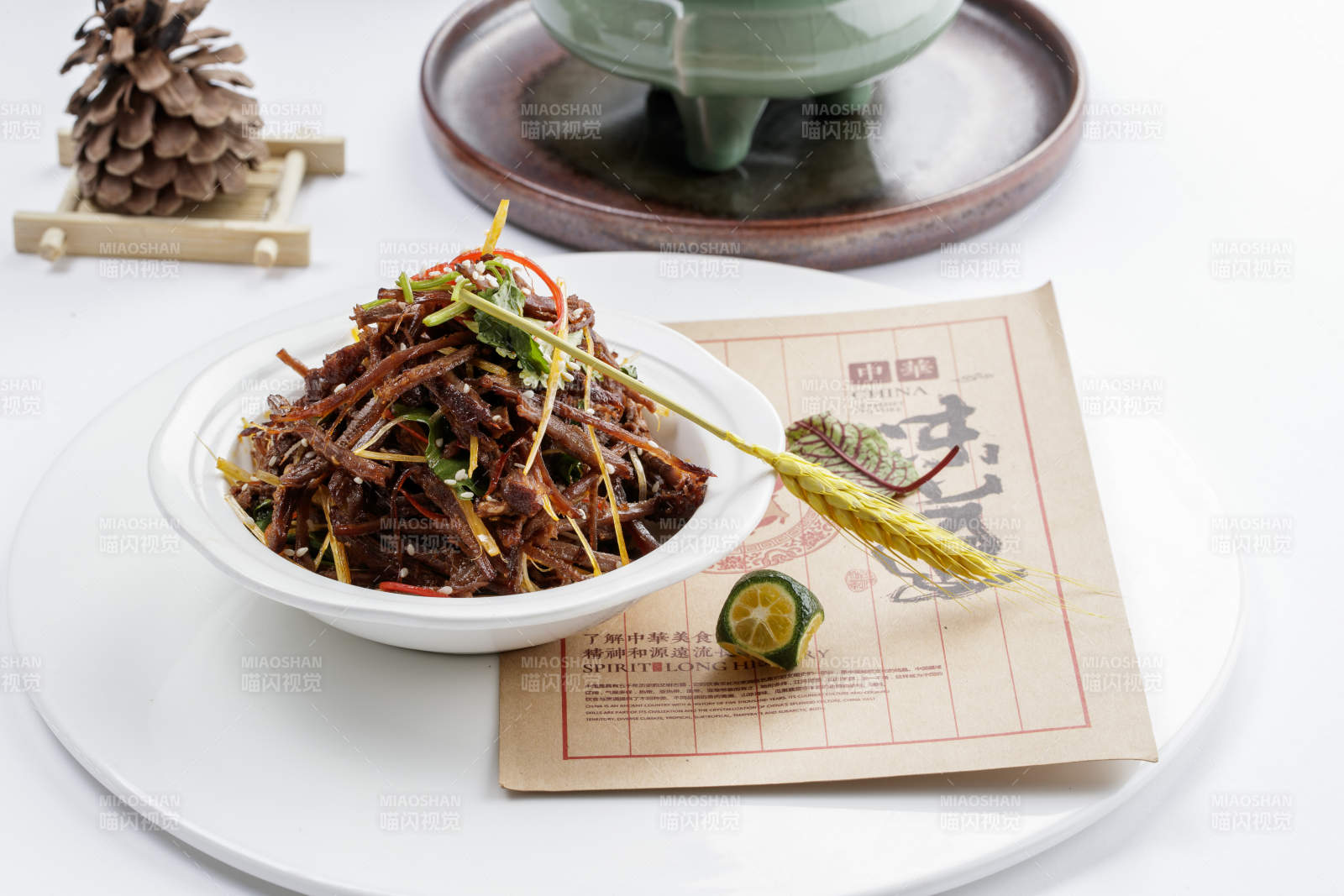 白色瓷盤裝的手撕鹿肉