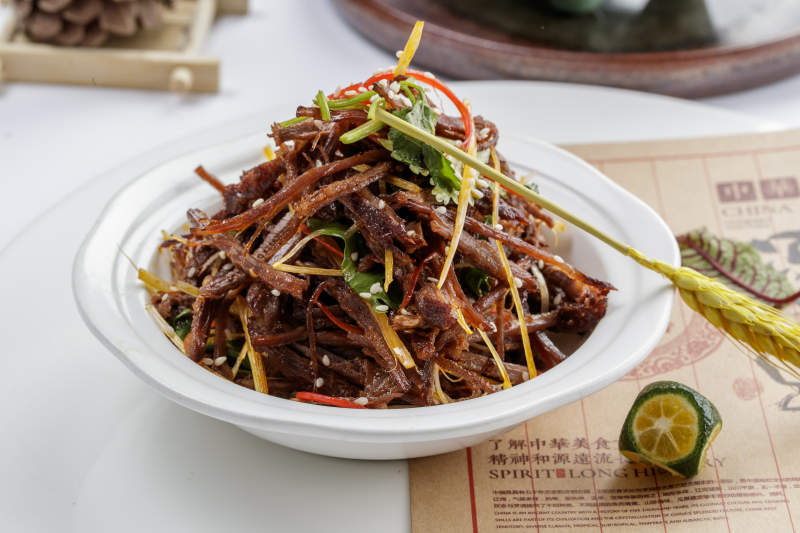 白色瓷盤裝的手撕鹿肉