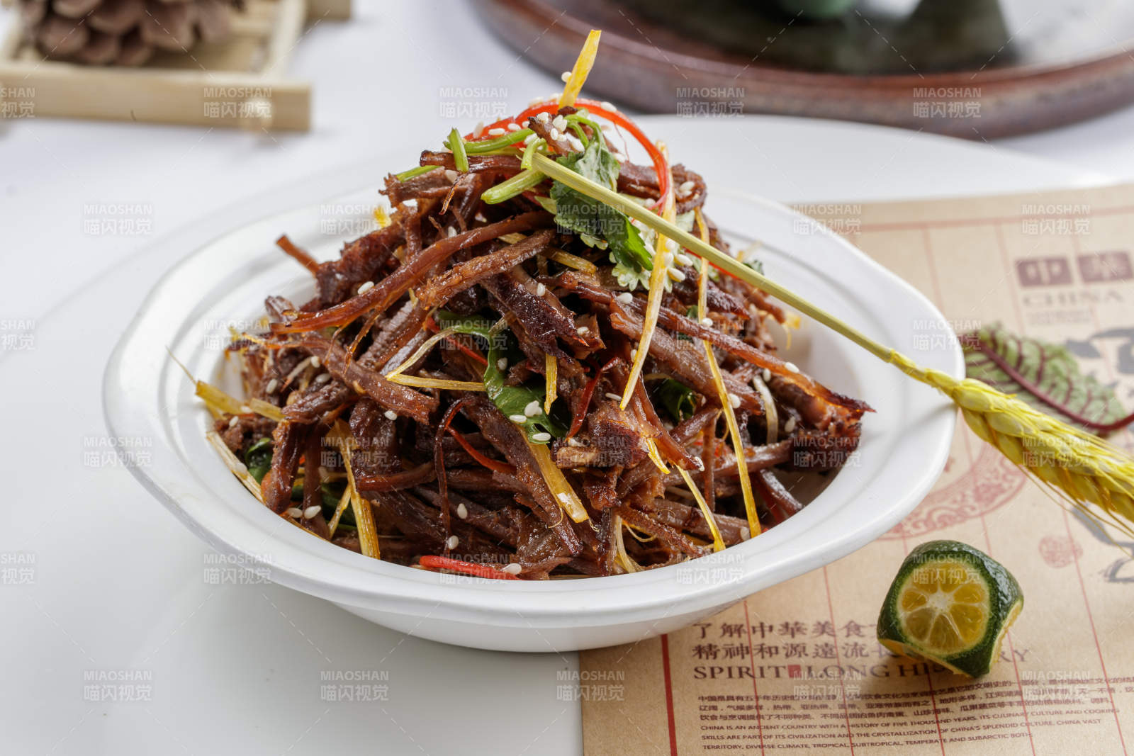 白色瓷盤裝的手撕鹿肉