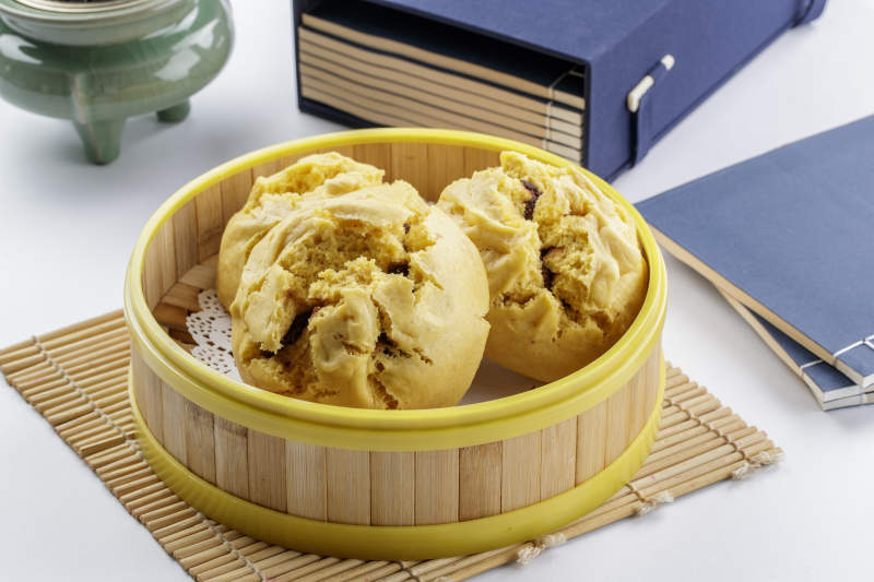 竹制笼屉装的开花黄馍馍