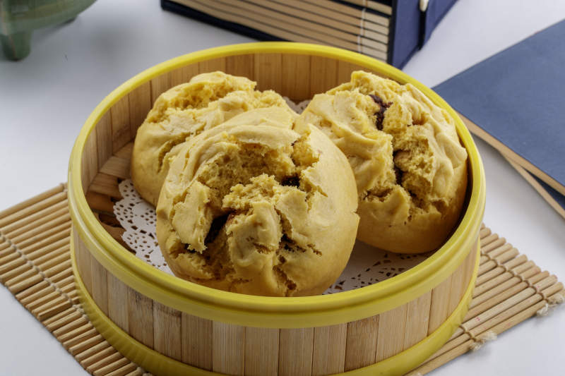 竹制笼屉装的开花黄馍馍