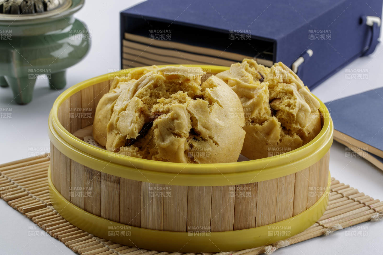 竹制笼屉装的开花黄馍馍