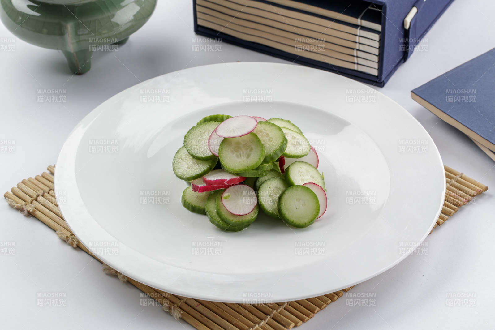 白色瓷盘装的乳瓜水萝卜-摄影图